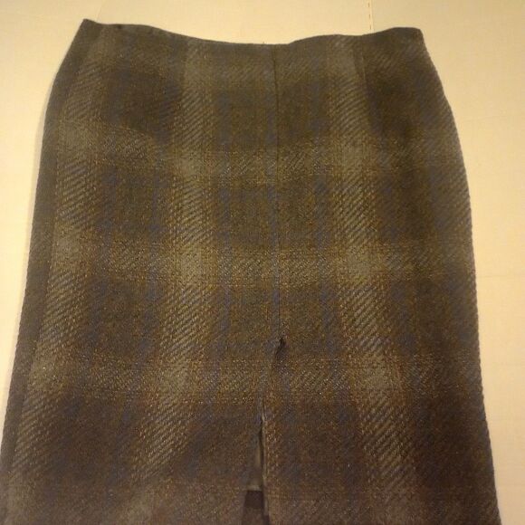 Dalia Collection wool blend knee length skirt with back zipper closure - Picture 4 of 7
